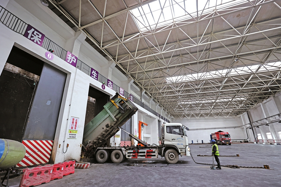 长清马山垃圾燃烧发电项目日燃烧约1500吨，，，，，，年发电2亿度，，，，，，可知足近6万户家庭一年的用电 垃圾燃烧 发电生金