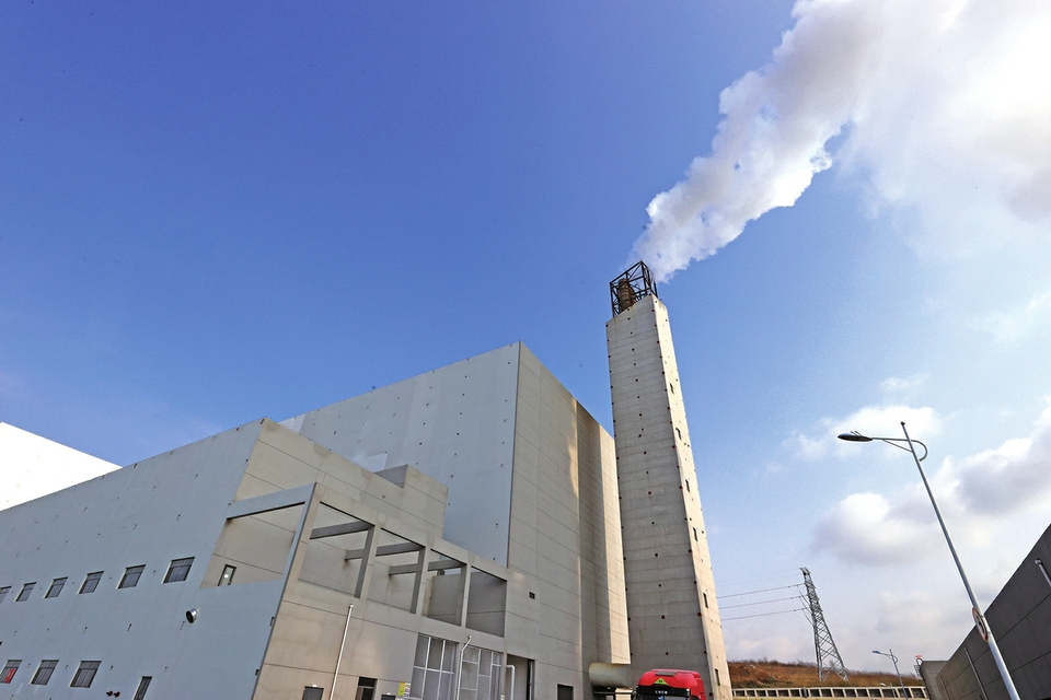 长清马山垃圾燃烧发电项目日燃烧约1500吨，，，，，，年发电2亿度，，，，，，可知足近6万户家庭一年的用电 垃圾燃烧 发电生金